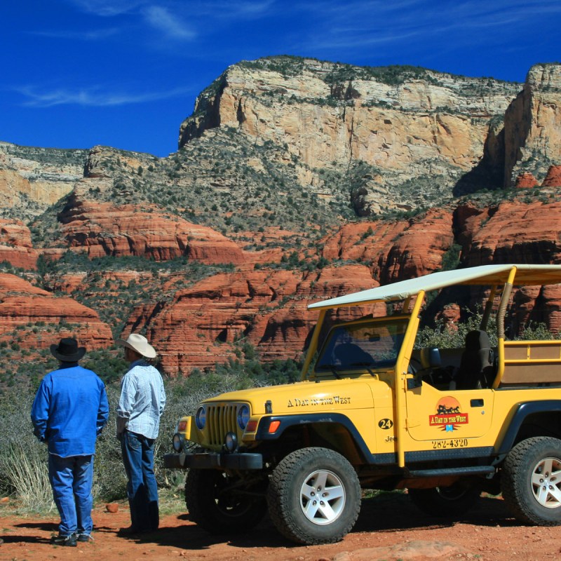 people looking at sedona red rocks